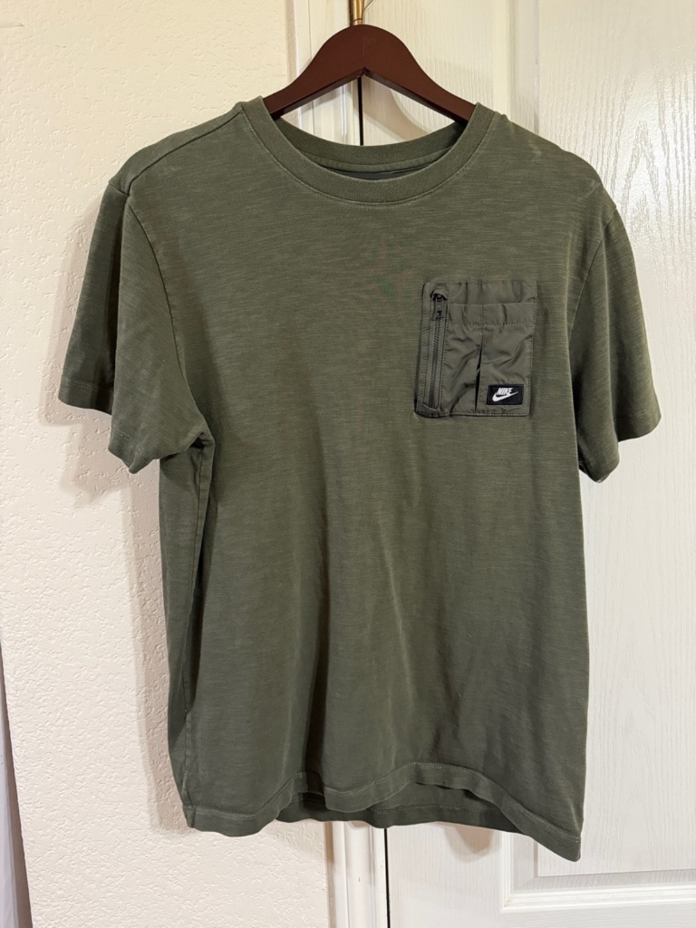 Nike Men's Olive Green Short Sleeve Crewneck with Zipper Pocket Men’s Medium